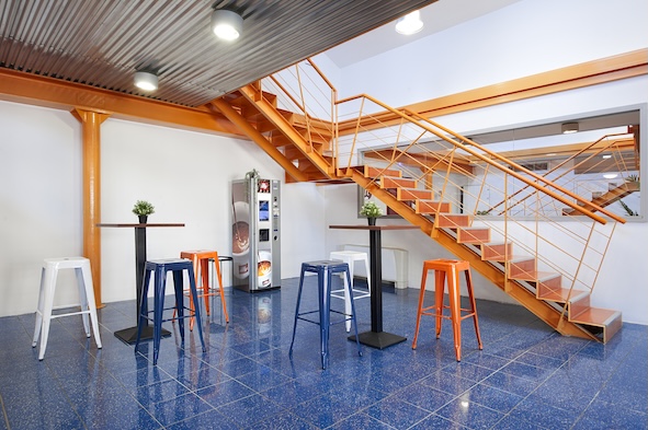 Area lounge con scala arancione della sede Startit